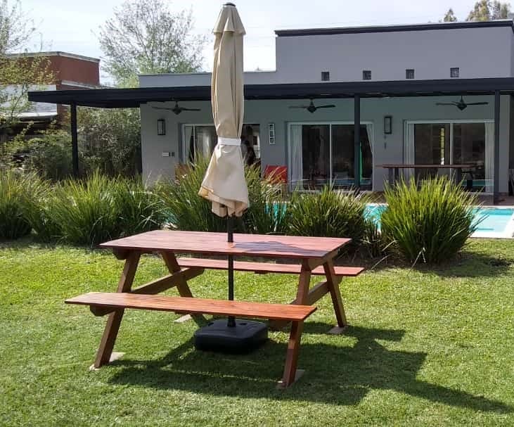 Mesa Canadiense artesanal para exterior modelo 1